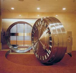 銀行のシンボル丸型扉