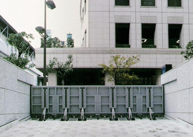 地下入口の電動起上式防水板