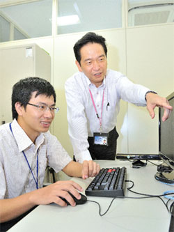 米田社長とベトナム人社員のタさん 米田社長とベトナム人社員のタさん