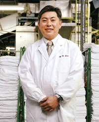 新製品開発に挑戦する守岡社長　写真