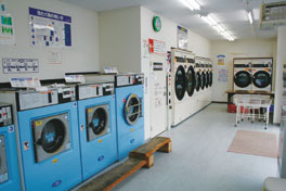 洗濯機6台、乾燥機6台を備えたコインランドリーが本業の集客につながっている　写真