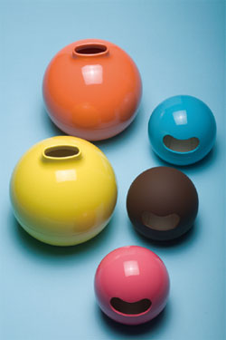 中にトイレットペーパーをセットし、上部から必要な分を取り出す「ペーパーpot」とポケットティッシュ用の「pokety」　写真