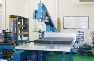 発砲素材を加工する裁断機　写真