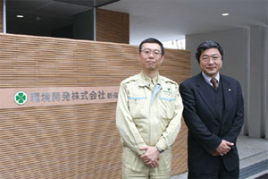 松田総務課長(写真右)と谷口技師