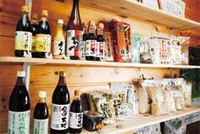 有機農産物を使った麦茶や醤油などの加工品も多彩