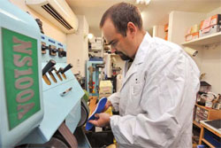 オーソペディ・シューマイスターが足の変形などで悩む顧客の相談に乗る