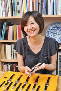 北村代表の下で漆工の技を磨く孫苗(そんみょう)さん