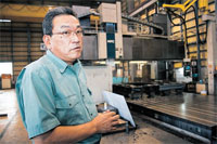 徳野社長と北陸最大規模の大型五面加工機