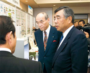 谷本知事（写真左）と日立造船の古川会長兼社長（写真右）