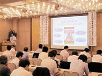 自動車業界に詳しいコンサルタントやジャーナリストが講演