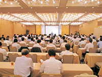 県内企業から約200人が参加
