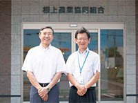 JA根上の吉岡部長（写真右）と広見製麺の広見代表