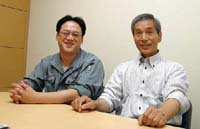 坪内社長（右）と山本貴志研究室室長