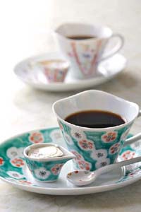 コーヒーカップに添えられているのがミルチュウ。