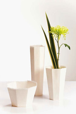 凛としたたたずまいを見せる「kamiwan」の花器。