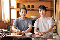 小山代表(左)と二男の俊治氏