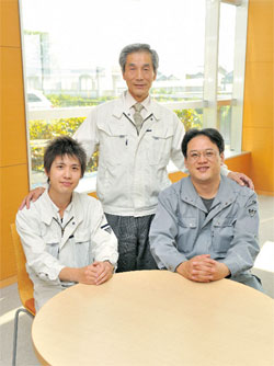 ゲイトの坪内社長（中央）、山本室長（右）、竹山駿平研究員（左）