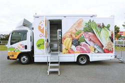 トラックを改造した移動スーパー