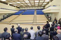 移動観覧席の設営を実演