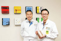 明石寛治社長（写真左）と明石隆史常務