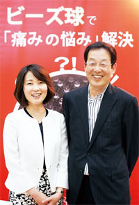 小泉万喜男社長（写真右）と販売担当の小泉円主任