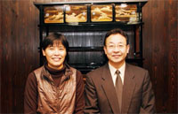 若島社長と妻の土百江(ともえ)さん　写真