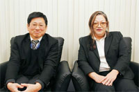 エヌジェイシーの山崎康智社長(右)とライフラインの山本明夫常務