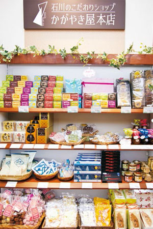 食品や工芸品など、60社の300アイテムが並ぶ店内