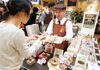 出品企業が実演販売で消費者の生の声を聞く「チャレンジコーナー」