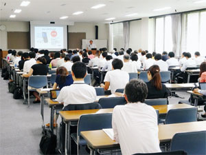 参加者は開催を前に物産展について理解を深めました　写真