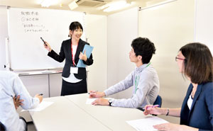 自分自身の強みや弱みを理解するための訓練プログラムに参加する利用者　写真