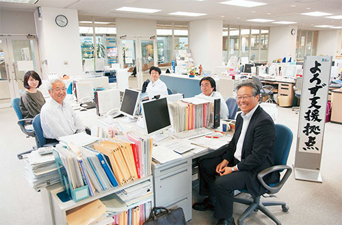 ISICO内にあるよろず支援拠点では、広村和義チーフコーディネーターを中心に、4、5人が常駐しています。　写真