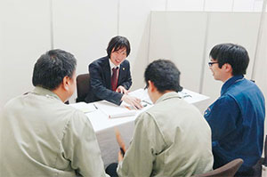 今年4月に県地場産業振興センターで開かれた「プラスITフェア」でも出張相談に対応しました