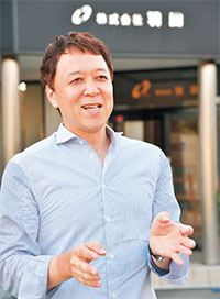 「ファッションには国境はなく、海外の人にも見て楽しんでもらえるアイテムです。ゆくゆくは本場ヨーロッパにも進出していきたい」羽田従之社長の写真