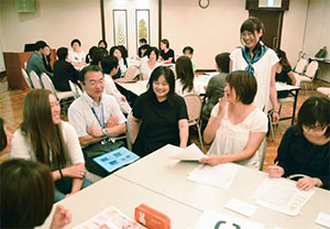 女性と製造業社員による交流イベント風景の写真