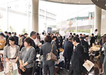 多くのホテル関係者が来場した商品展示会の写真