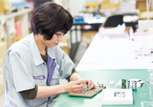 九谷焼USBメモリの組み立て作業　写真