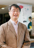 「ナマコの珍味を購入してくれるのは年配の方が多いので、石けんや菓子を糸口に新たなファンを開拓したい」と話す園山芳生専務　写真
