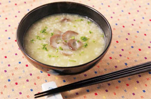 七尾特産のナマコと中島菜が入ったレトルト粥。ナマコを食べたことのない人も食べやすい商品だ　写真