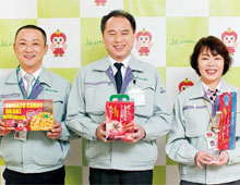 営農企画課の吉本武司課長補佐、白山喜久課長、北口則子さん。トマトカレー開発の中心的メンバーだ。　写真