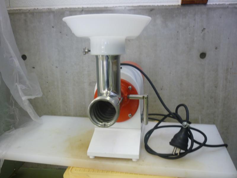 ひき肉やすり身に加工する粉砕機外観