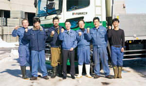 吉田章専務と社員の皆さんの写真