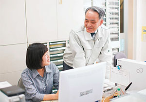 今年3月に入社した女性社員と茶谷敏夫社長の写真