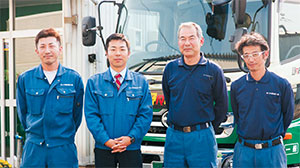 吉田章専務（左から2人目）と社員の皆さんの写真