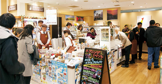 かがやき屋本店店内写真　多くの人で賑わっている