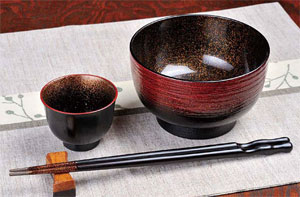 右が椀「彩文」、左が猪口、手前が箸「黒檀」