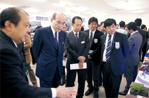 谷本知事(左から2人目)と日立プラントテクノロジーの飯泉執行役員 調査調達本部長(同3人目)