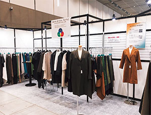 日本最大級の繊維見本市に出展し、バイヤーに対して生地だけではなく、アウターなどの製品も提案し、好評を得る　写真