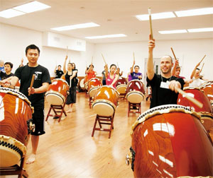 ロサンゼルス近郊にあるASANO TAIKO U.S.で和太鼓を練習する外国人　写真