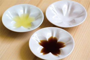 調味料を注ぐと桜の形が現れるさくら小皿